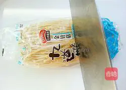 Illustration of how to make bacon enoki mushroom rolls 2