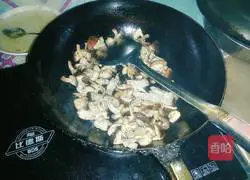 Illustration of how to make barbecued mushroom-flavored stir-fried pork 5