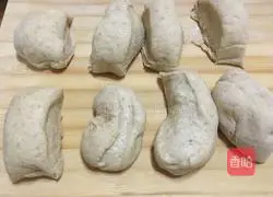 Top European bread--Illustration of making rye cheese balls 6