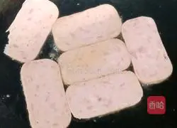 Illustration of how to make luncheon meat and egg sandwiches 3