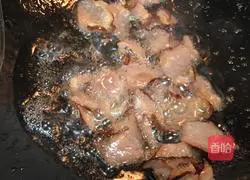 Illustration of how to make stir-fried bacon with folded ear root 8