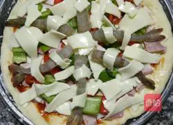 Illustration of how to make bacon prawn pizza 11 