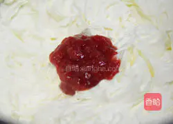 Illustration of how to make the stunning strawberry cake 13