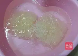 Illustration of how to make fried rice noodles with shredded chicken in oyster sauce 1