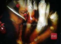 Illustration of how to make spicy mutton trotters 4