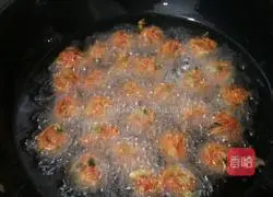 Illustration of how to make fried carrot balls 4
