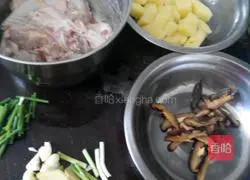 Illustration of how to make braised chicken with mushrooms and potatoes 1