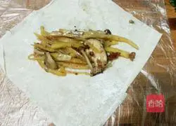 Illustration of how to make three-strand spring rolls 10