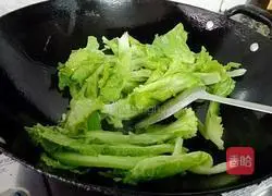Illustration of how to make fried rice noodles with lettuce 5
