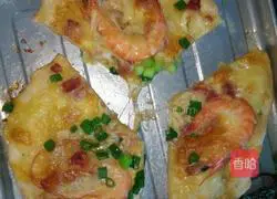 Illustration of how to make shrimp pizza 6