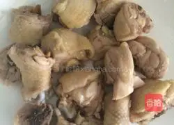 Illustration of how to make braised chicken with mushrooms 2