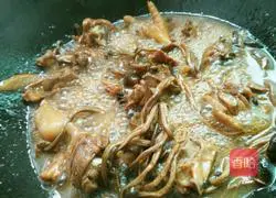 Illustration of how to braised chicken with tea tree mushrooms 8