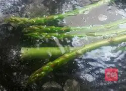 Illustration of how to make dry-fried salmon 3