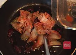 Illustration of how to make fried rice cakes with kimchi 5