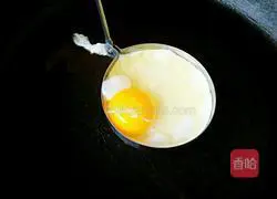 Illustration of how to make fried egg and ham pizza 7