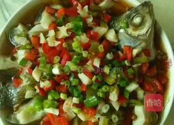 Illustration of how to steam Wuchang fish with garlic and pepper 5