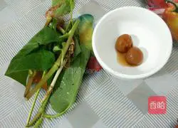 Illustration of how to make cold folded ear root leaves 1