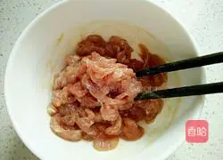 Illustration of how to stir-fry shredded pork with kimchi and sweet potato starch 3