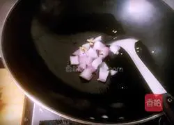 Illustration of how to stir-fry beef cubes with colored pepper 5