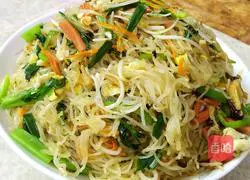 Illustration of how to make fried rice noodles with three shredded eggs 12