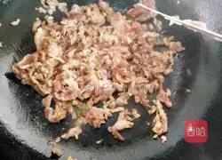 Illustration of how to stir-fry shredded pork with potatoes and green pepper 3