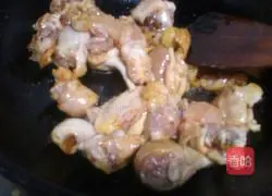 Illustration of braised chicken with mushrooms and yellow lettuce 6