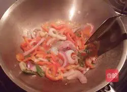 Black pepper beef fillet stir-fried Illustration of how to make noodles 3