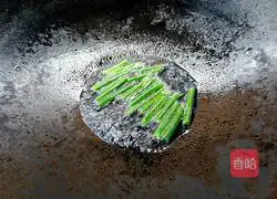 Illustration of how to make fried rice noodles with onion and double shreds 5