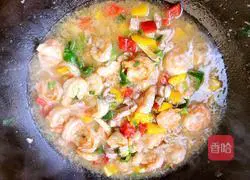 Illustration of how to stir-fry shrimps and rapeseed with colored peppers 11