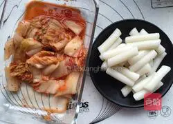 Illustration of how to make fried rice cakes with kimchi 2