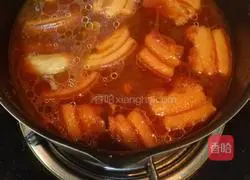 Illustration of how to make pork buns with cured sauce 13