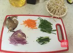 Illustration of how to make fried rice noodles with three shredded shrimps 1