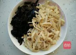 Illustration of how to make fried fungus, dried tofu and shredded pork 2