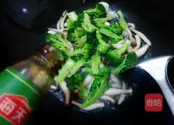 Illustration of how to stir-fry crab-flavored mushrooms with broccoli 6