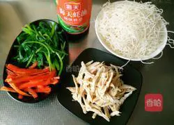 Illustration of how to fry rice noodles with oil-consuming shredded chicken 3