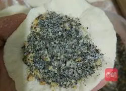 Illustration of how to make peanut and sesame sugar buns 9