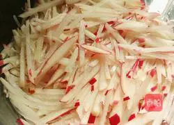 Illustration of how to make shredded radish with scallion oil 8