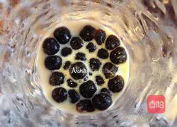 Illustration of how to make pearl milk tea 9