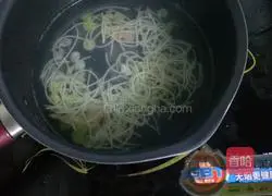 Illustration of making braised noodles with tomato sauce for baby food supplement 11