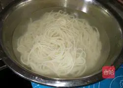 Illustration of making braised pork and eggplant noodles 13