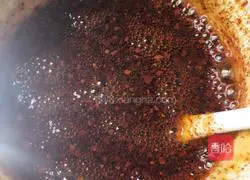 Illustration of how to make homemade spicy oil 4