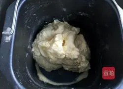 Illustration of making double sausage thin crust pizza 1