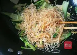 Illustration of how to make fried rice noodles 8