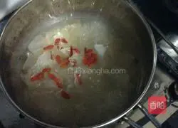 Illustration of how to make wolfberry and white fungus soup 4