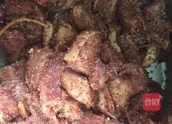 Illustration of how to make steamed pork with taro flour 1