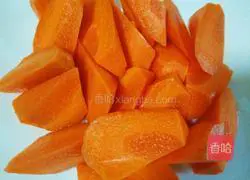 Braised chicken legs with carrots and mushrooms Practice illustration 2