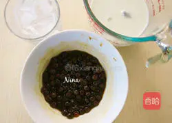 Illustration of how to make pearl milk tea 5