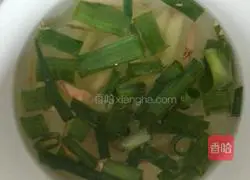 Illustration of how to make shredded pork with Beijing sauce 3