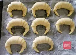 Illustration of how to make croissants 13
