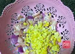 Illustration of how to make bacon, corn and onion pizza 10